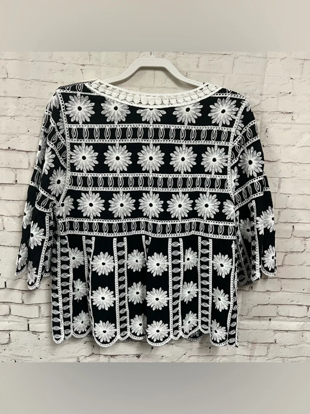 Kindred Embroidered Floral Blouse Large Black White Crochet Bell Sleeve Boho - Picture 4 of 8